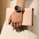Samsung Smart Watch на женской руке